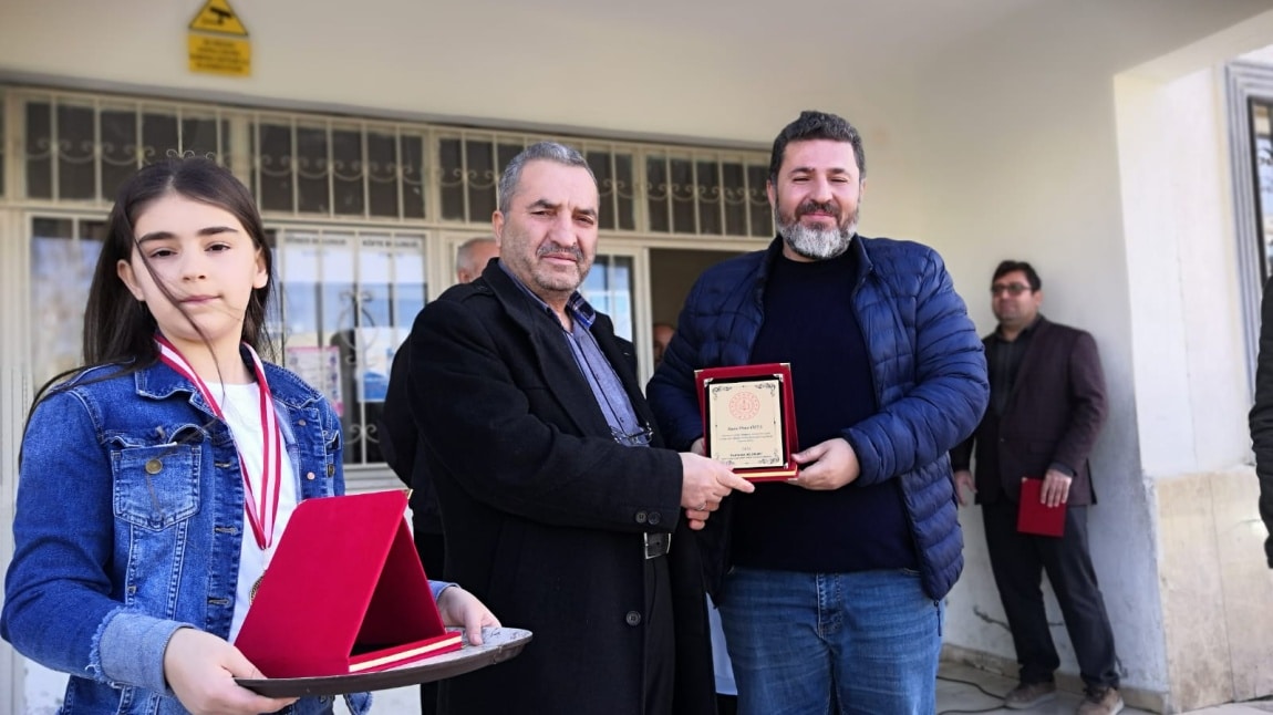 Başarı ve güzel davranış gösteren öğrencilere ödüller ve hediyeler dağıtıldı. Ayrıca daha önce okulumuzda görev yapan Osman BAZOĞLU ve ONUR ÖZEL öğretmenlerimize müdürümüz tarafından plaket takdim edildi.