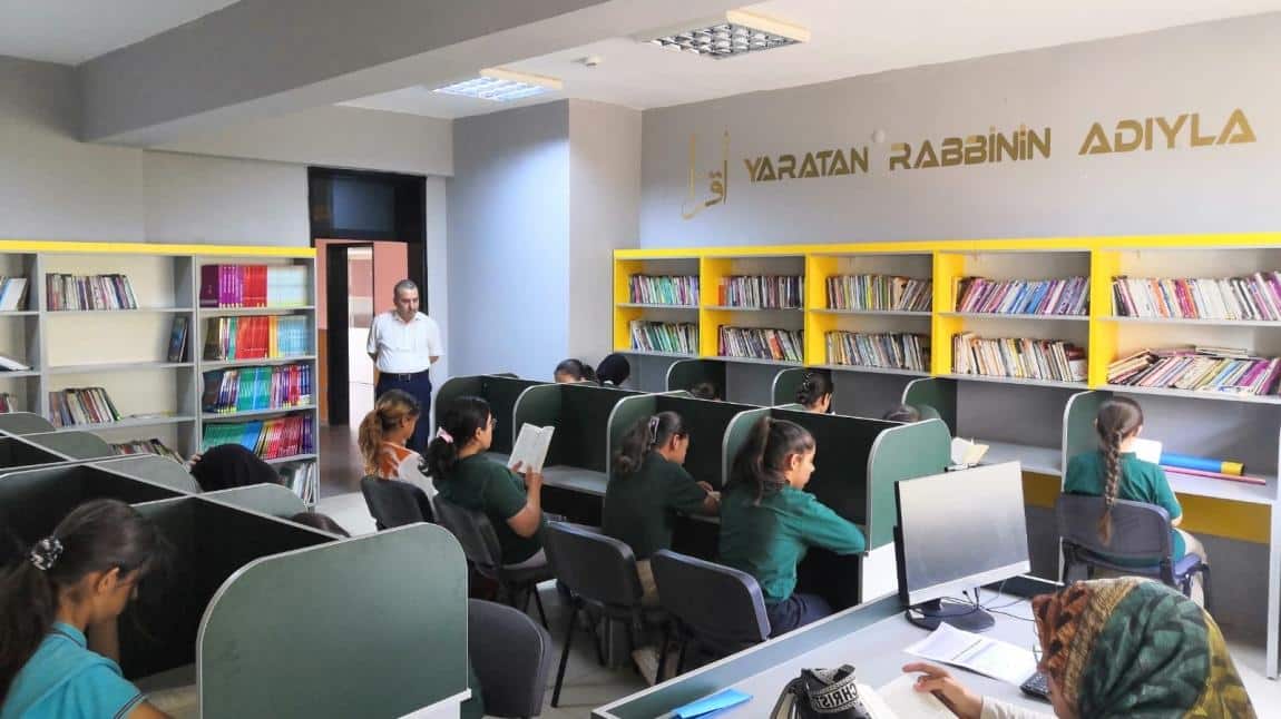 Okulumuz kütüphanesi aktif olarak kullanılmakta.