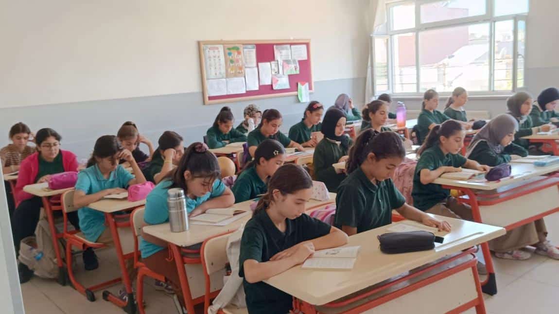 'Kitap Okuyorum' projesi kapsamında öğrencilerimiz.